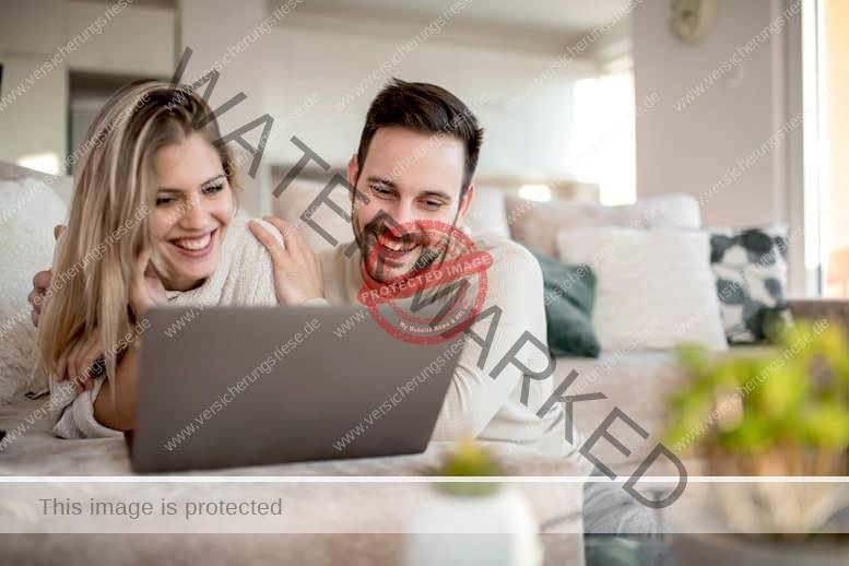 Junges Paar beantragt einen Blitzkredit online